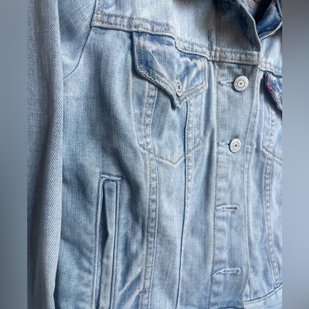 Levi cropped denim jacket, light wash- size S - Picture 2 of 12